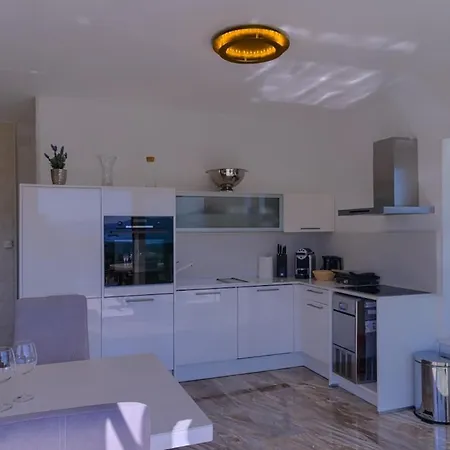 Ellara Penthouse Apartment Zrnovo