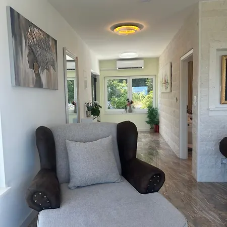 Ellara Penthouse Zrnovo