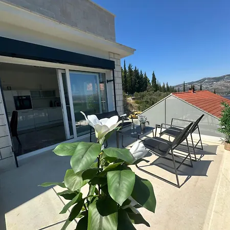 Ellara Penthouse Apartment Zrnovo