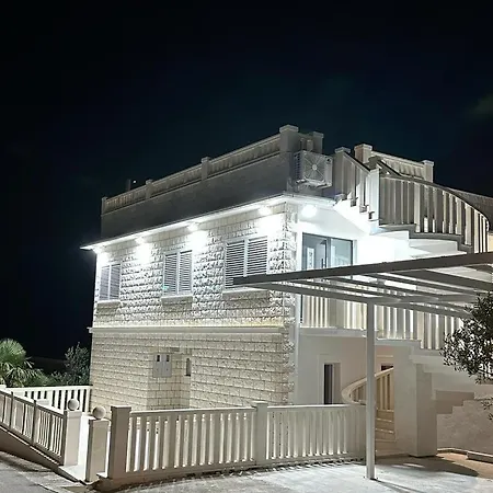 Ellara Penthouse Zrnovo