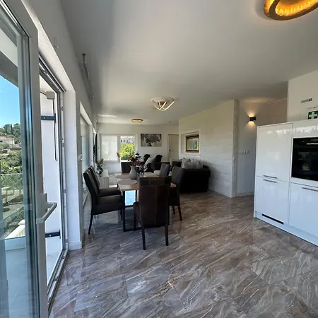 Ellara Penthouse Zrnovo