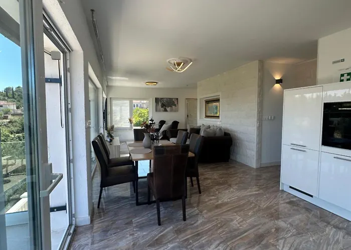 Ellara Penthouse Zrnovo